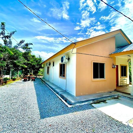 Raees Homestay Kampong Tanjong Minyak Exteriör bild
