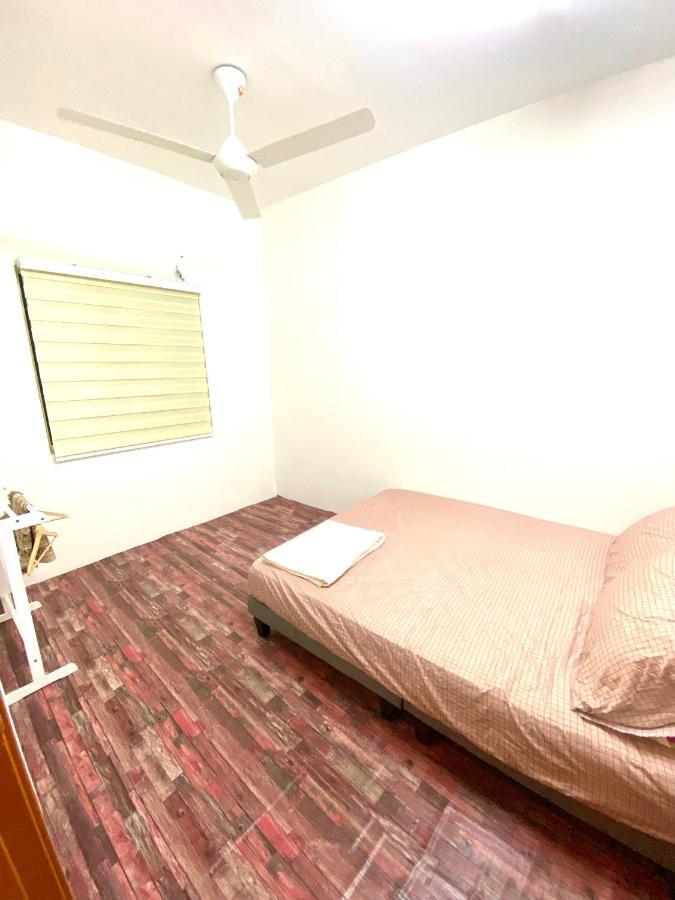 Raees Homestay Kampong Tanjong Minyak Exteriör bild