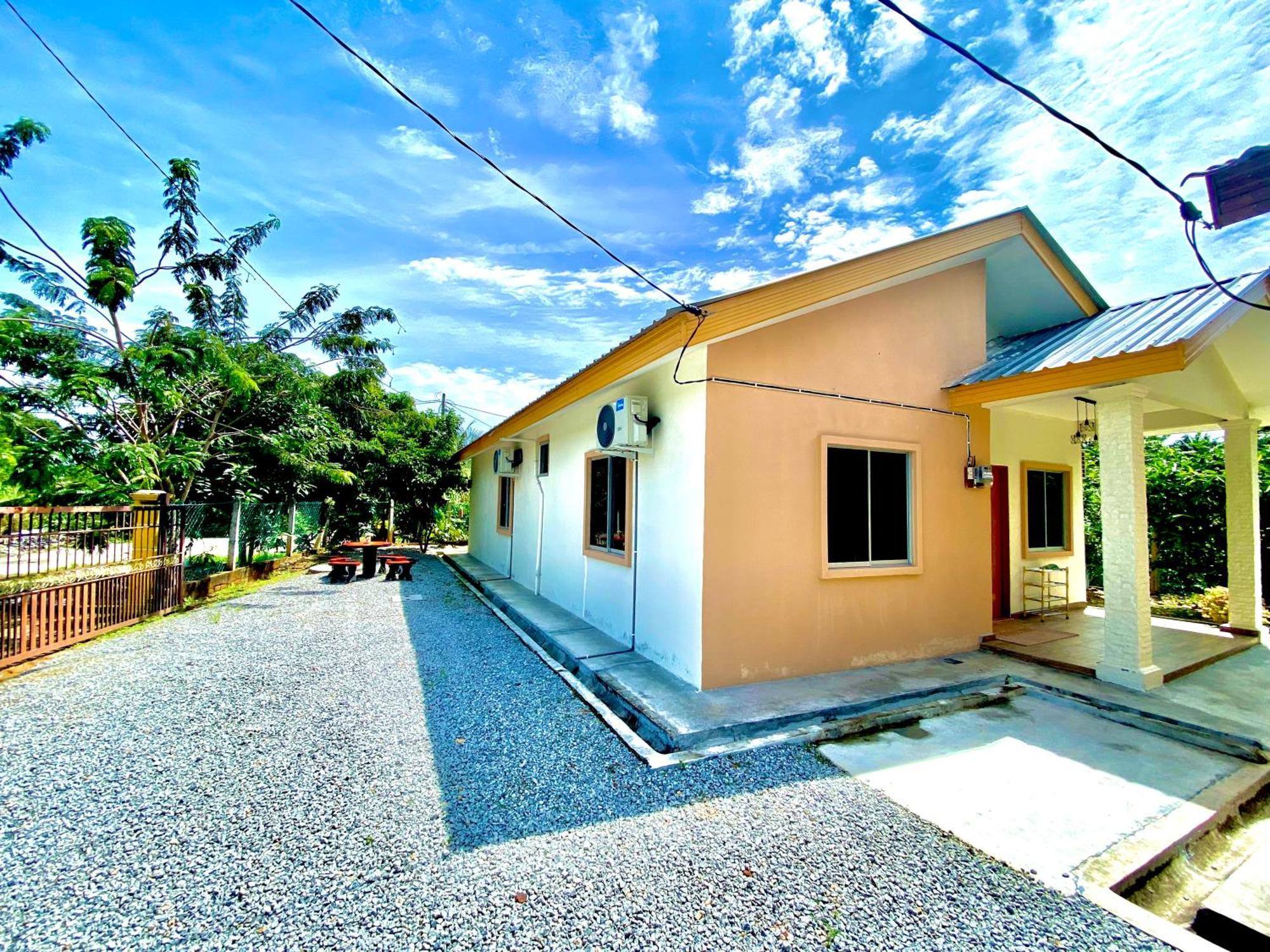Raees Homestay Kampong Tanjong Minyak Exteriör bild
